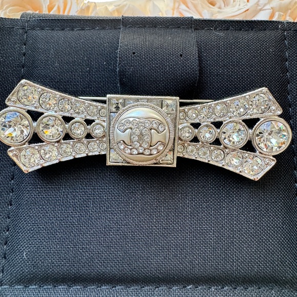 CHANEL 23S SILVER TONE BOW LARGE PEARL CC LOGO CRYSTAL CRYSTALS BROOCH PIN - Picture 4 of 13